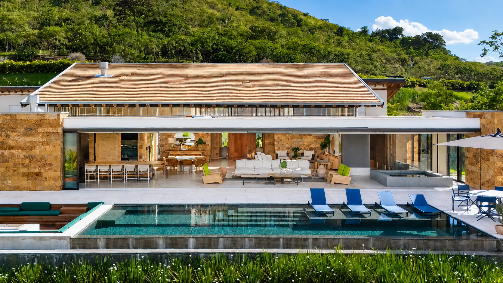 Fachada de uma das casas com área de lazer, piscina e espaço gourmet