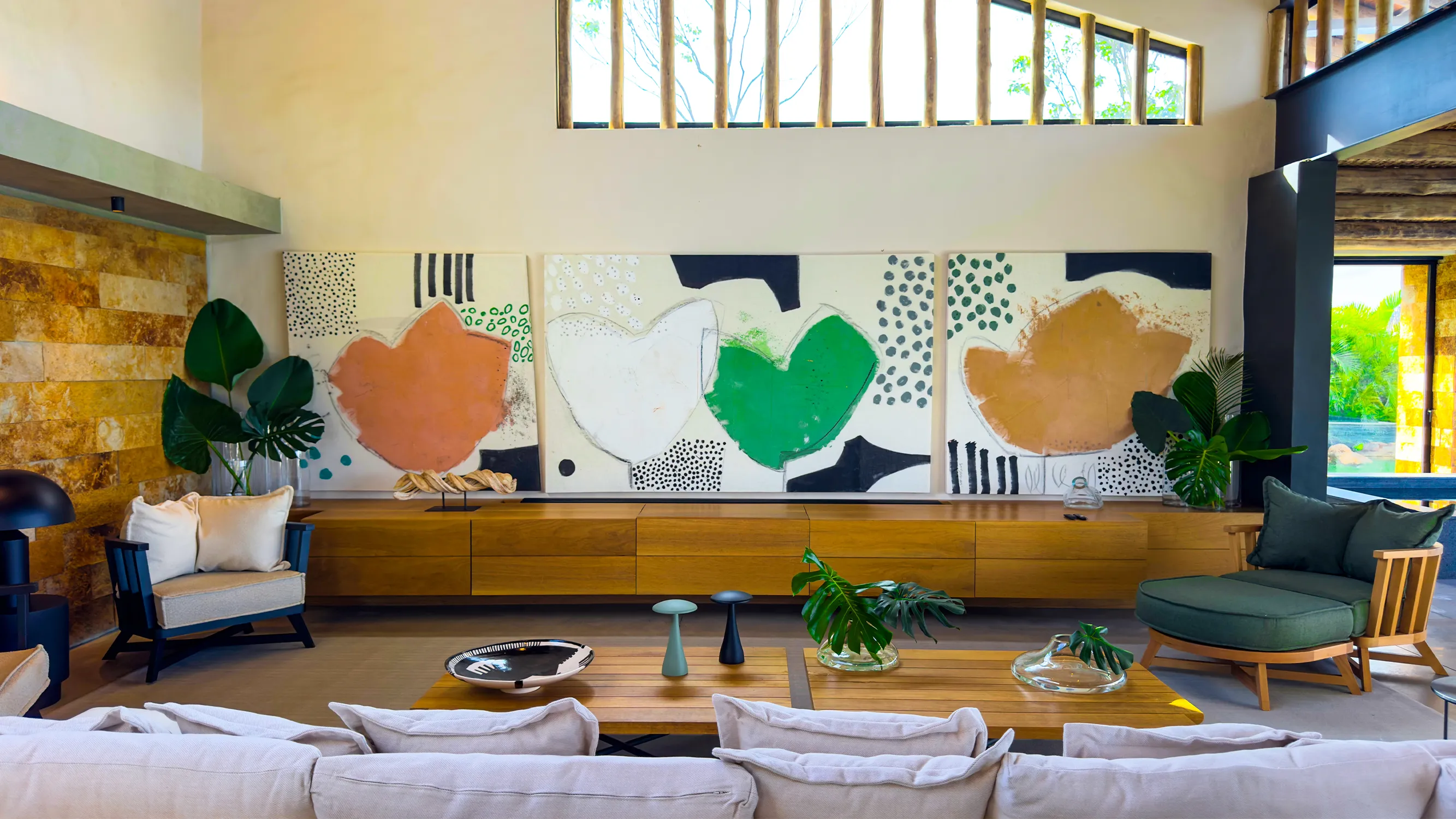 Sala de cinema com sofás, poltronas e tela de projeção
