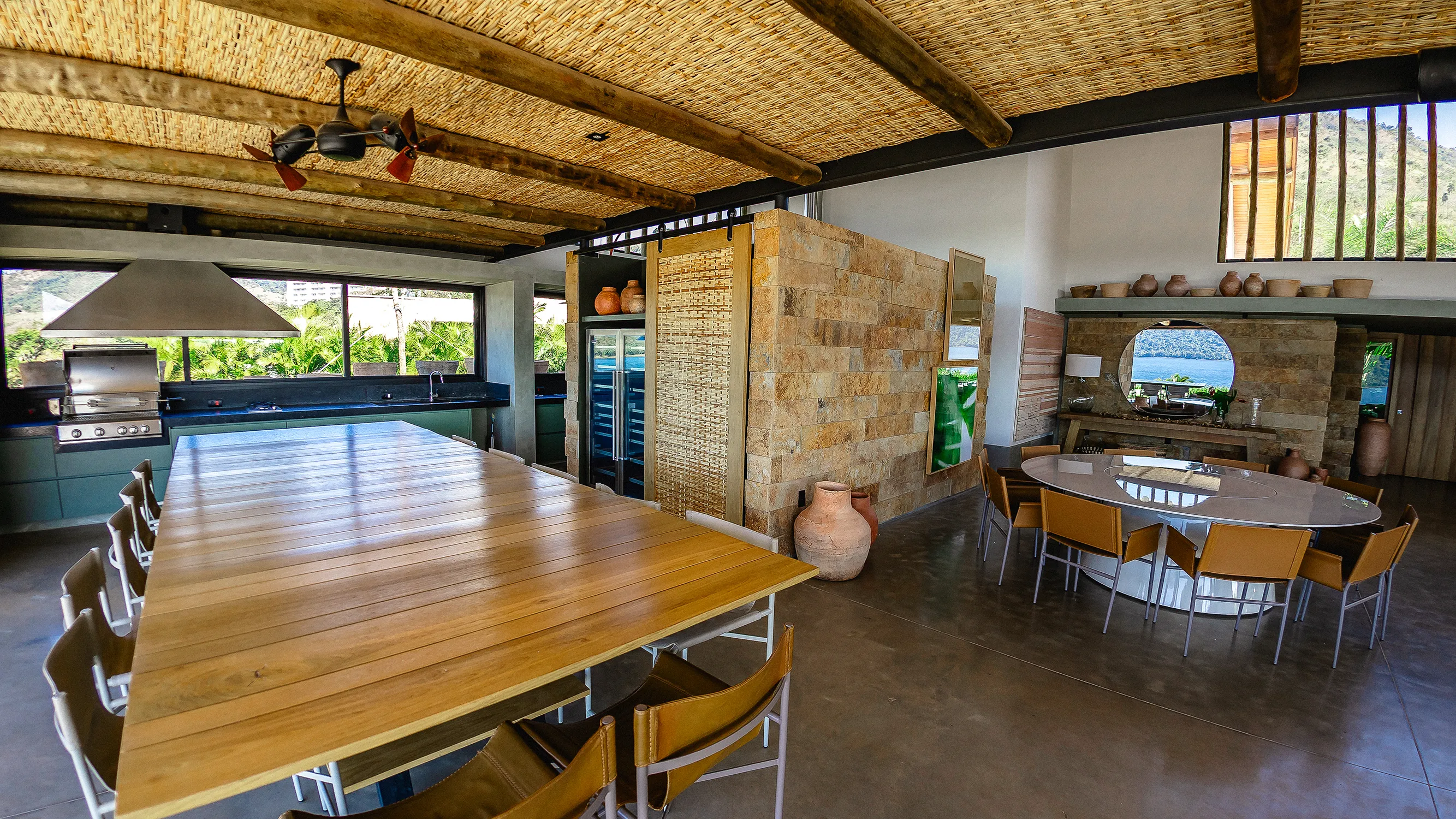 Cozinha e ambiente gourmet interno com grandes mesas