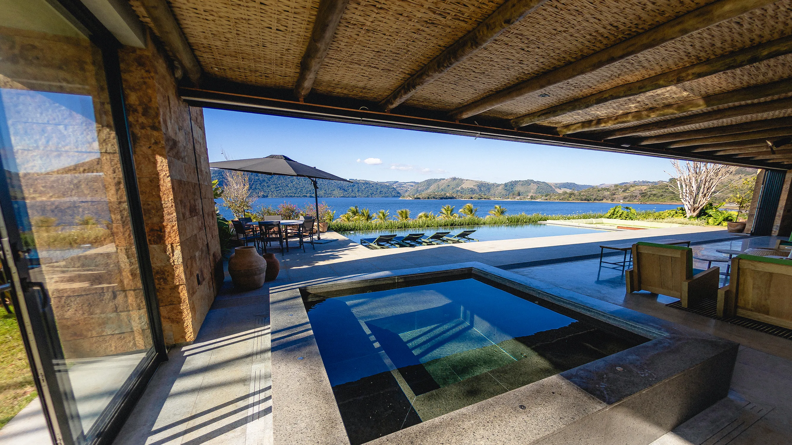 Ambiente interno com jacuzzi e sauna úmida, piscina aquecida ao fundo