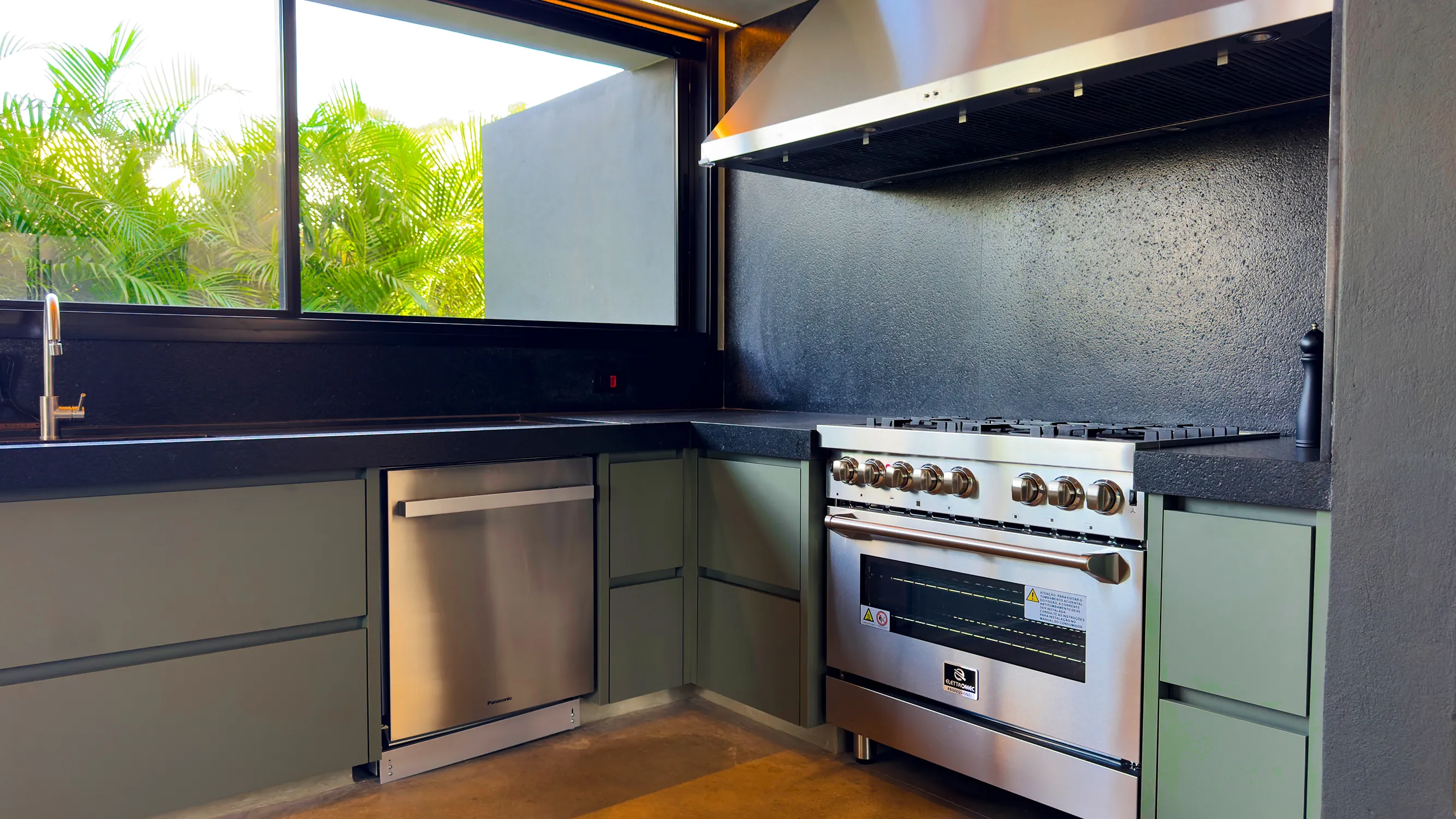 Detalhe da cozinha equipada de alto padrão