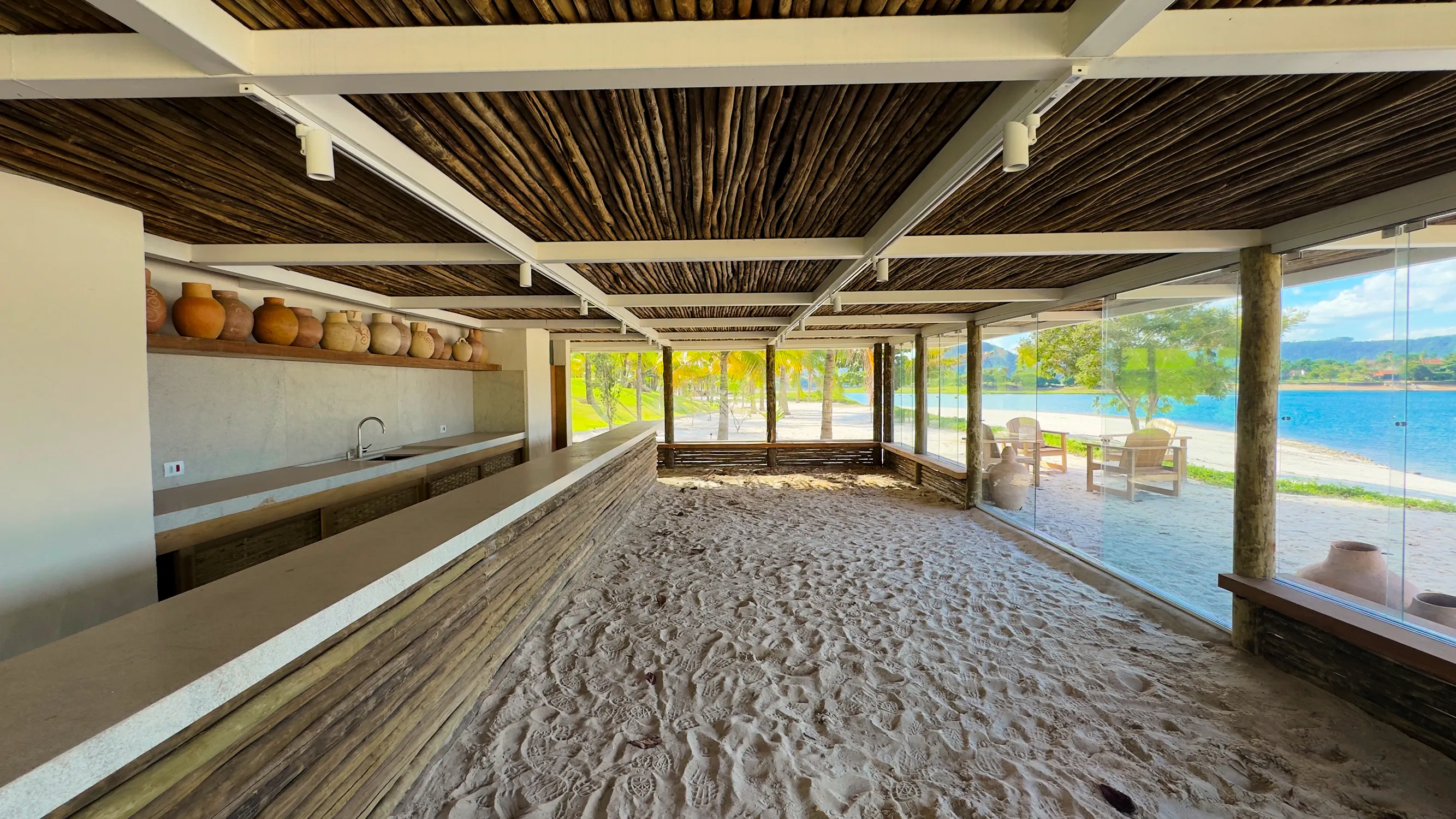 Ambiente arborizado às margens da Angra Doce