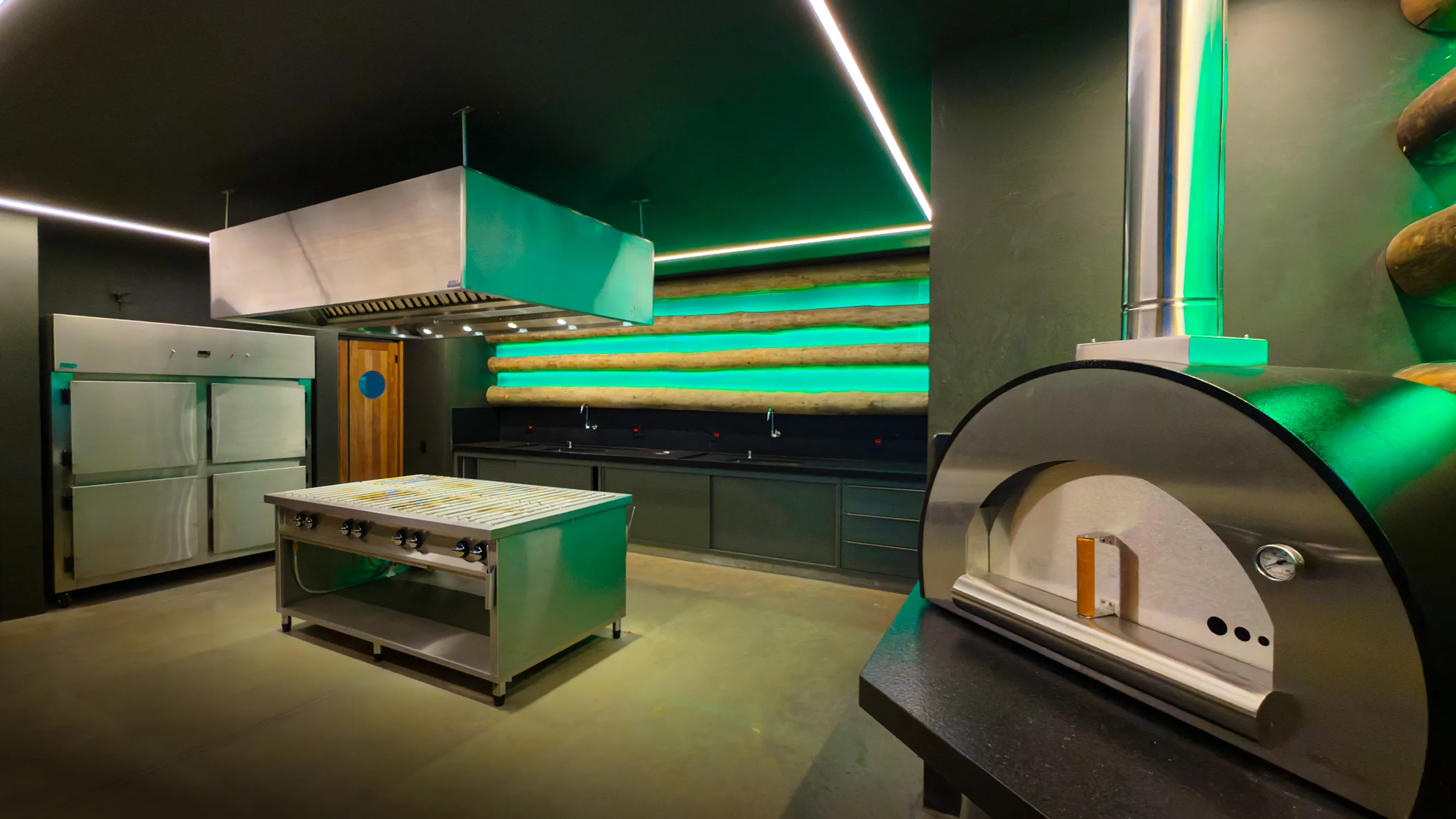 Cozinha do espaço gourmet, ampla e equipada