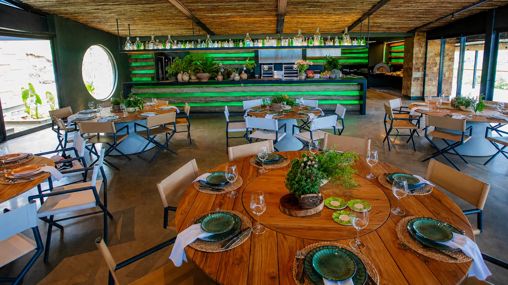 Mesas de jantar decoradas no espaço gourmet