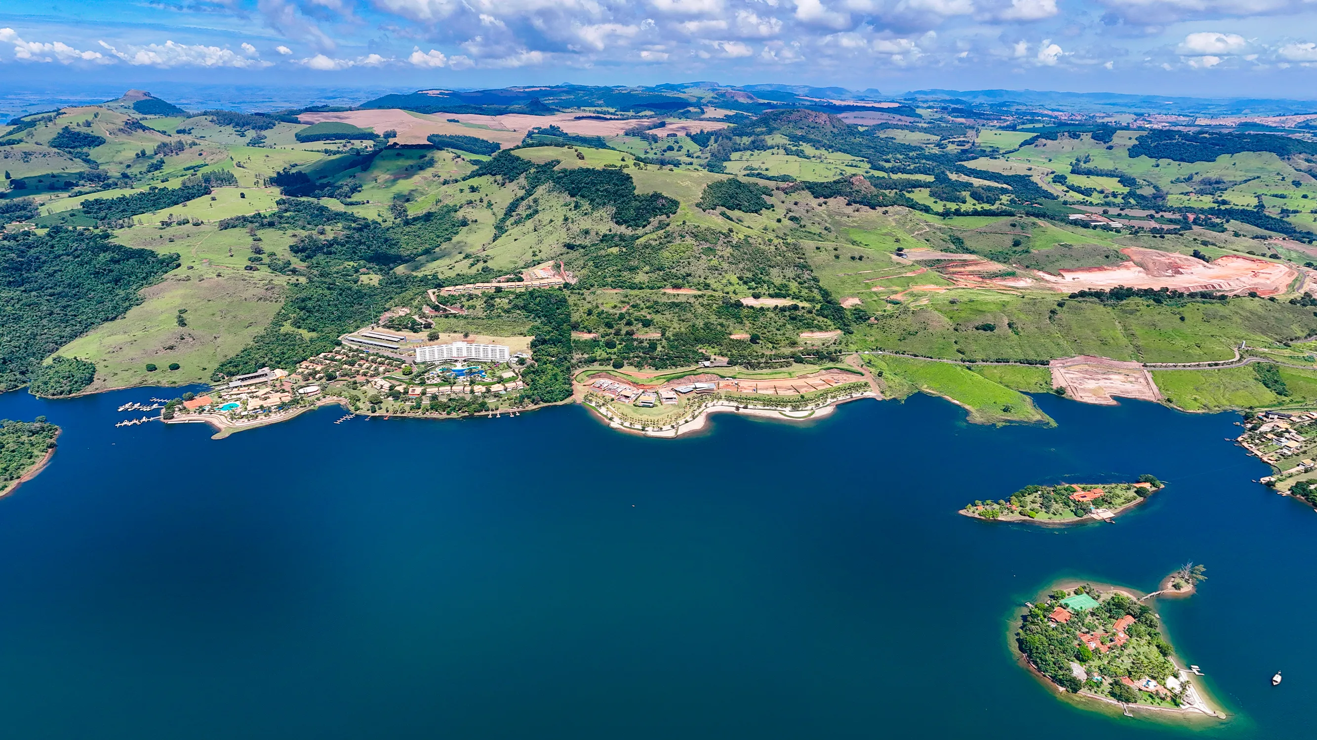 Vista aérea da Angra Doce com o empreendimento e pontos de referência