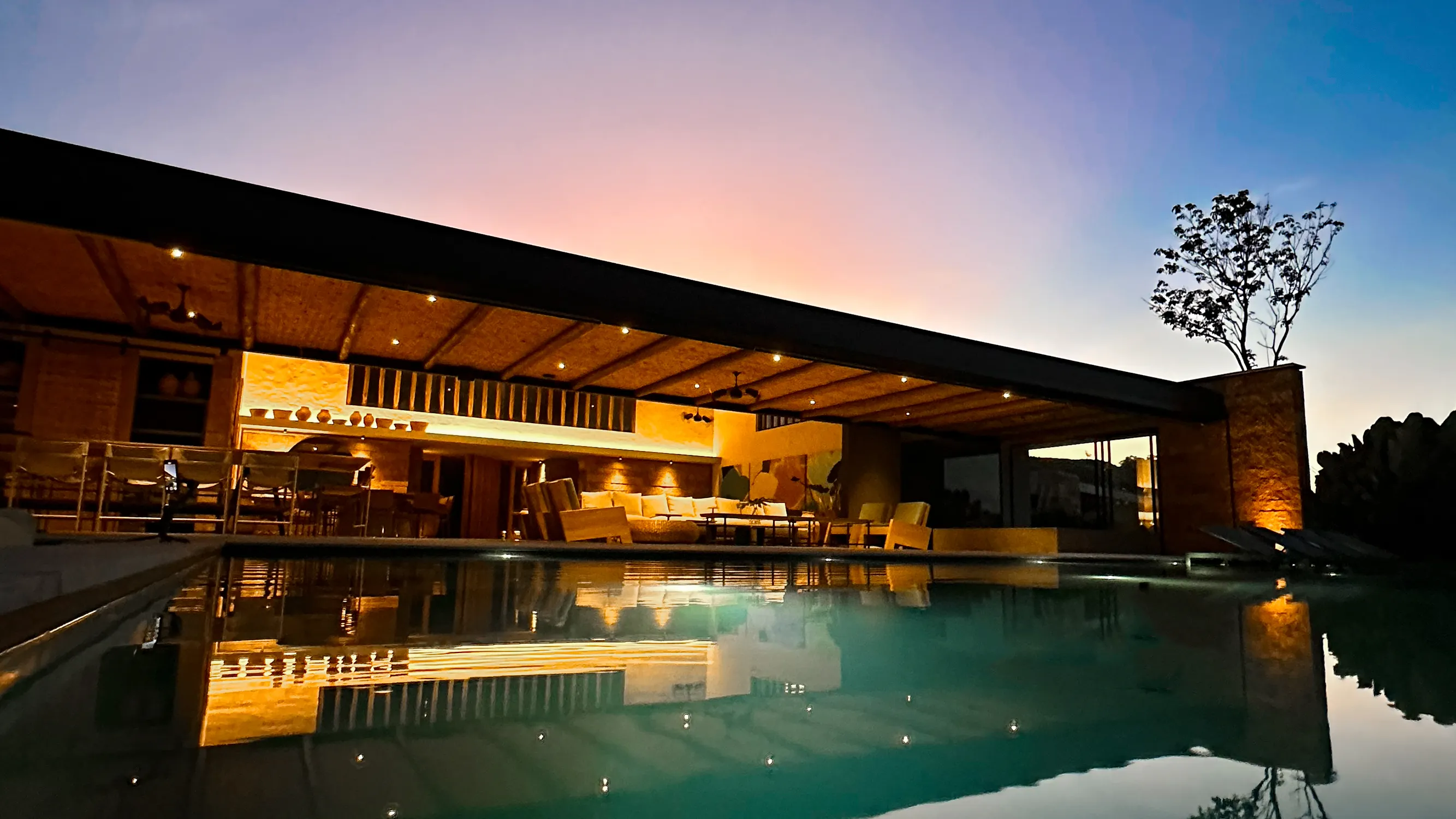 Vista de baixo para cima da piscina da casa